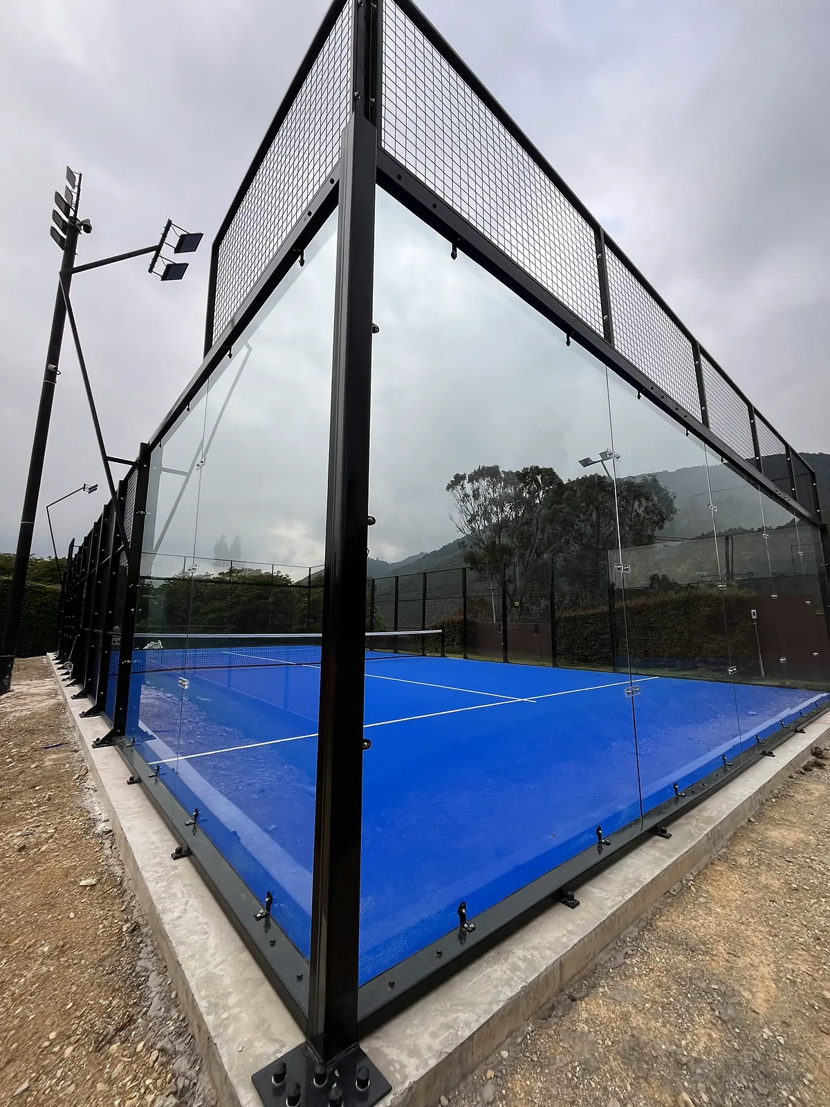 Vista general de la cancha de pádel de Conjunto Casa de Campo en La Calera
