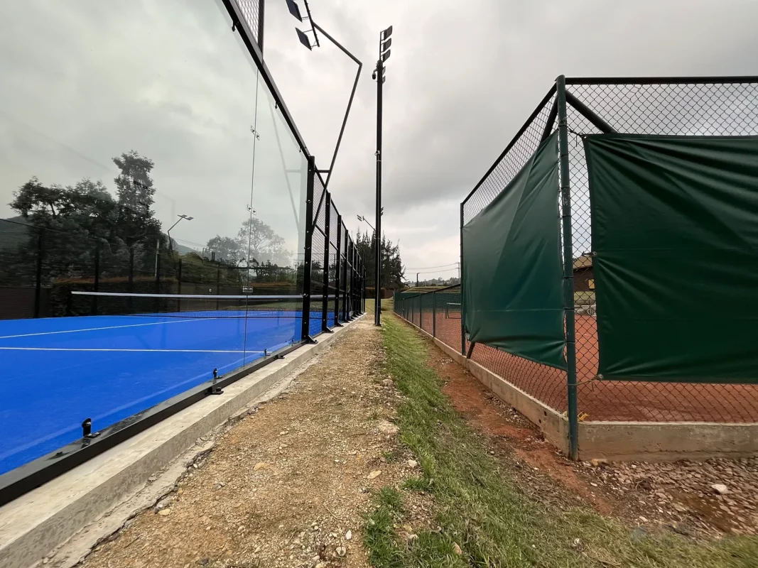 Muro de vidrio templado de la cancha de pádel de Conjunto Casa de Campo en La Calera, en febrero de 2025