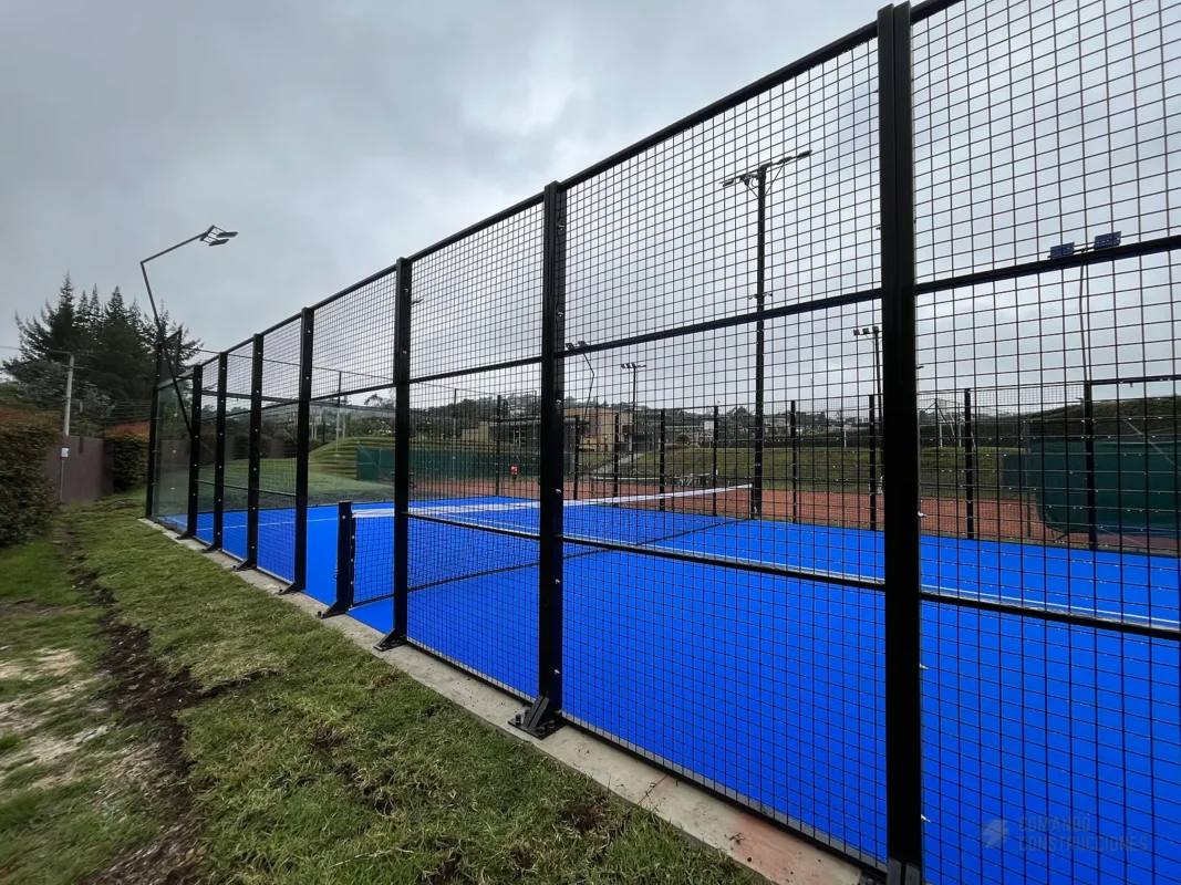 Estructura metálica y malla perimetral de la cancha de pádel de Conjunto Casa de Campo en La Calera, en febrero de 2025