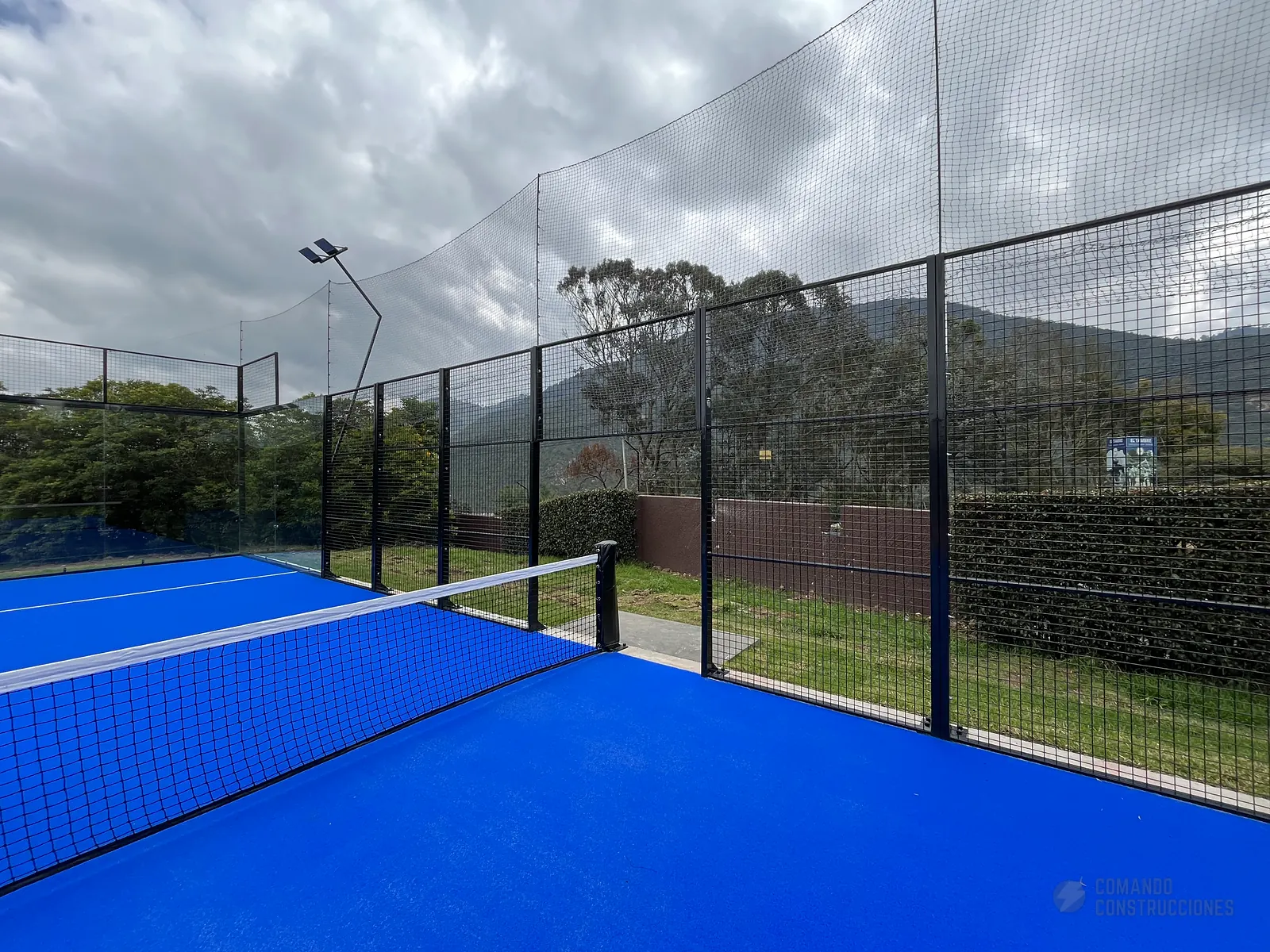 Perfilería y esquina estructural de la cancha de pádel de Conjunto Casa de Campo en La Calera