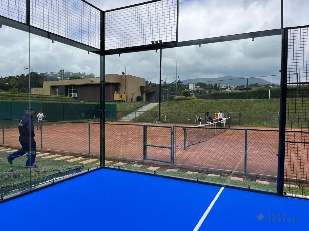 Fondo de vidrio templado de la cancha de pádel de Conjunto Casa de Campo en La Calera, en marzo de 2025