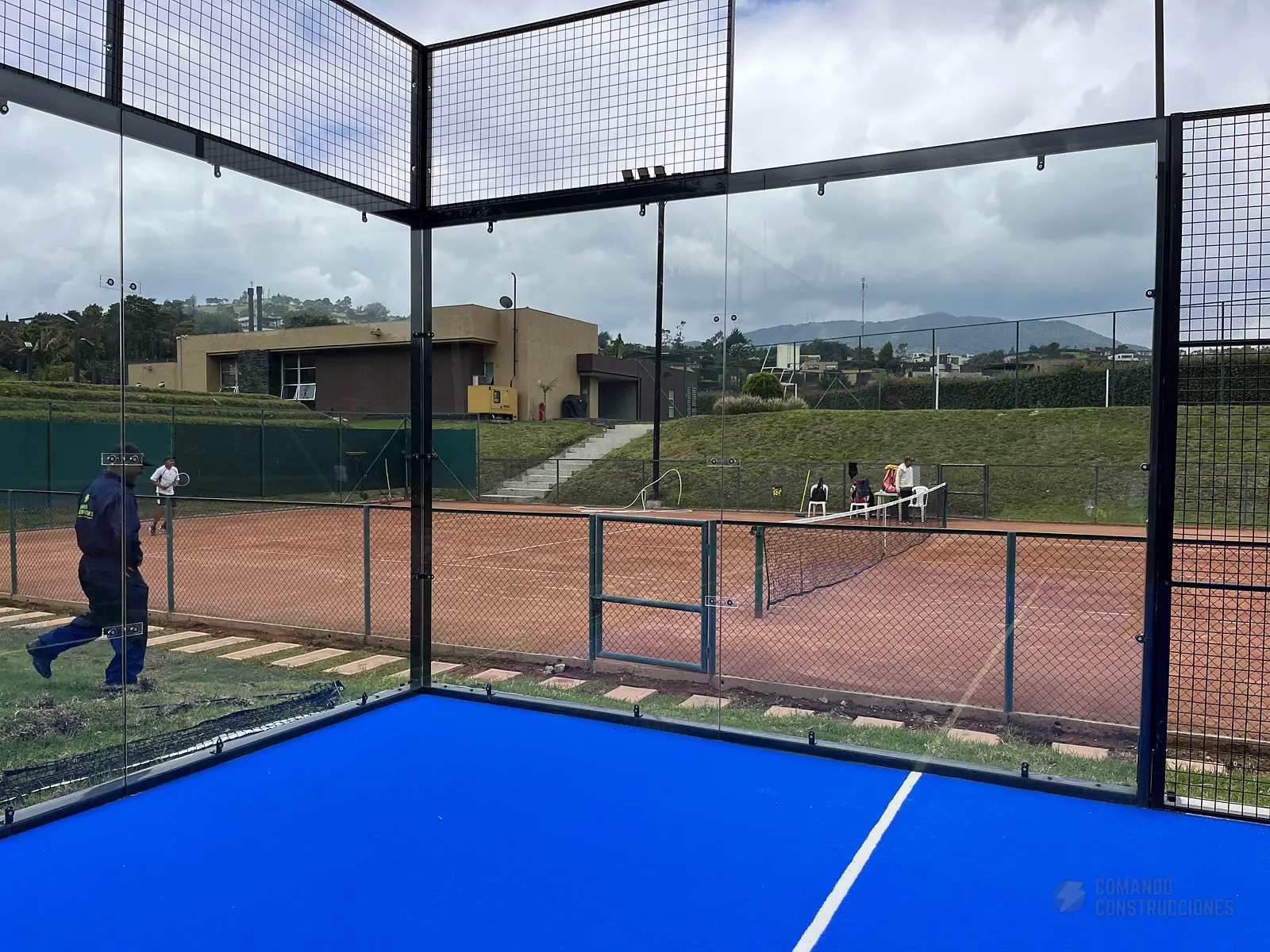 Fondo de vidrio templado de la cancha de pádel de Conjunto Casa de Campo en La Calera