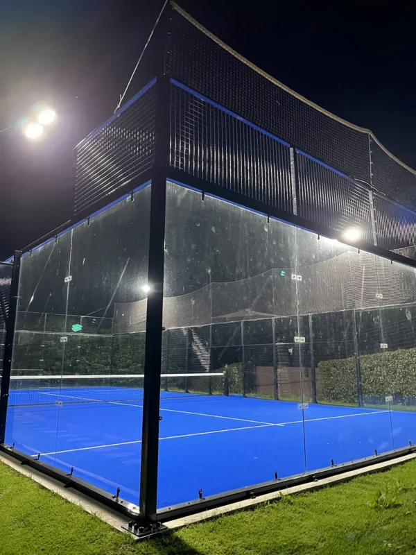 Cancha de pádel iluminada de noche de Conjunto Casa de Campo en La Calera (1 de 3)