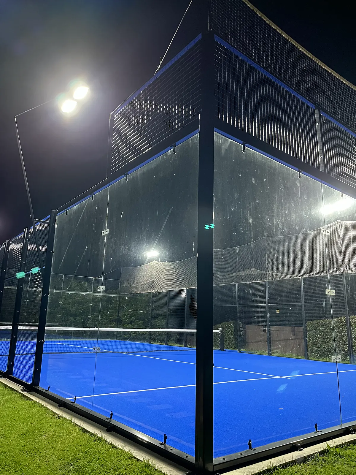 Cancha de pádel iluminada de noche de Conjunto Casa de Campo en La Calera