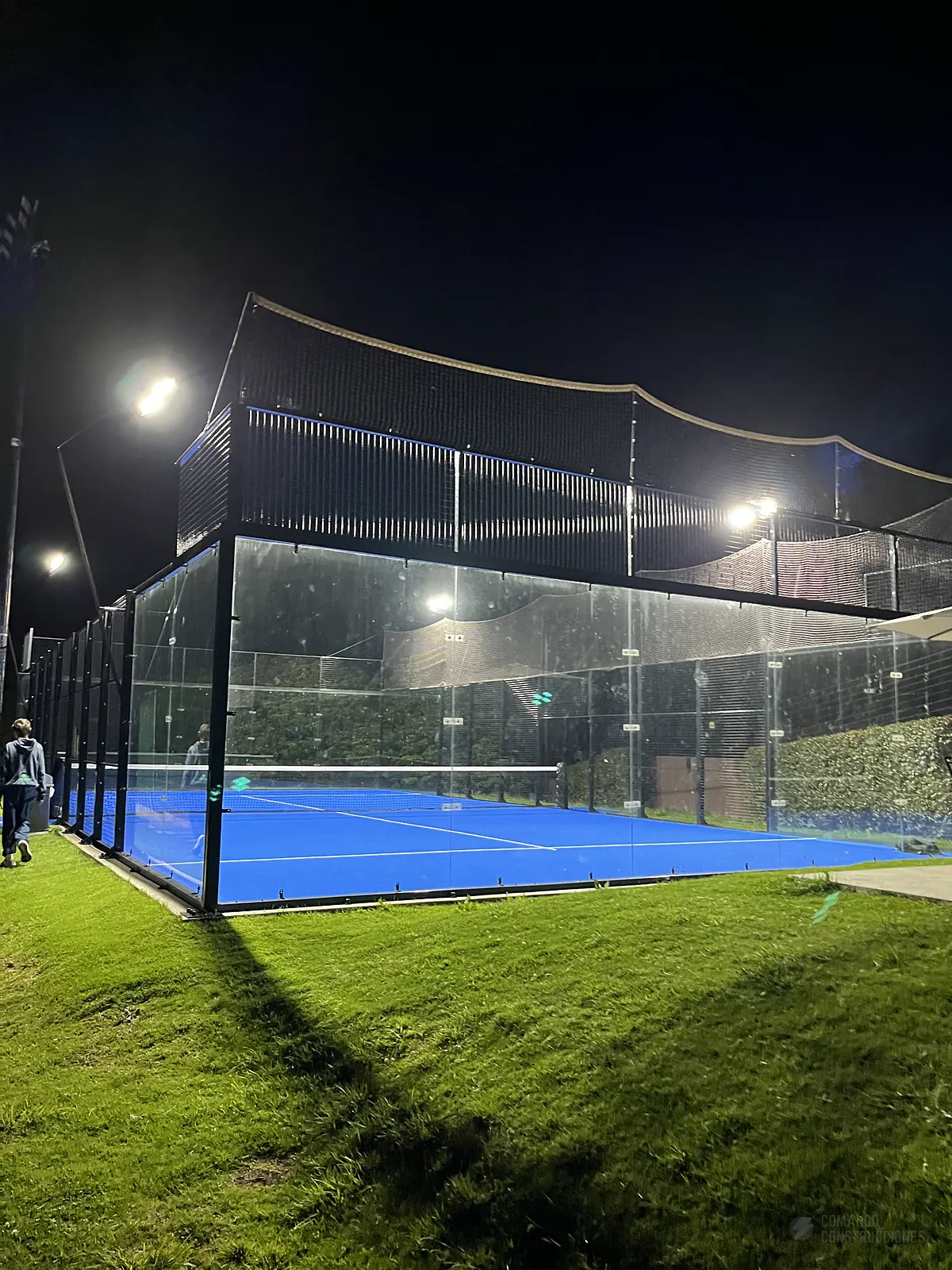 Cancha de pádel iluminada de noche de Conjunto Casa de Campo en La Calera