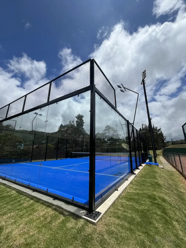 Césped sintético y líneas de juego de la cancha de pádel de Conjunto Casa de Campo en La Calera (2 de 3)