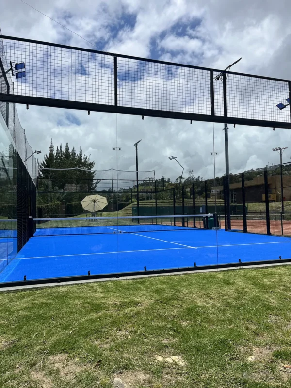 Vista en diagonal de la cancha de pádel de Conjunto Casa de Campo en La Calera, en septiembre de 2025