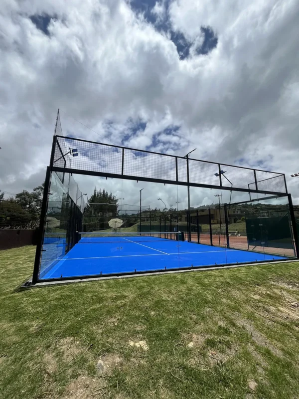 Perfilería y esquina estructural de la cancha de pádel de Conjunto Casa de Campo en La Calera, en septiembre de 2025