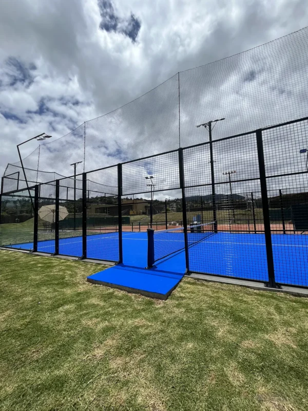Fondo de vidrio templado de la cancha de pádel de Conjunto Casa de Campo en La Calera, en septiembre de 2025