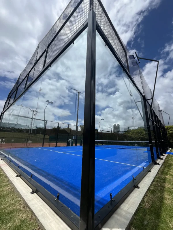 Muro de vidrio templado de la cancha de pádel de Conjunto Casa de Campo en La Calera, en septiembre de 2025