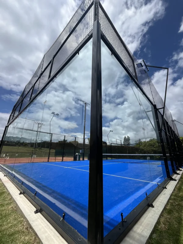 Estructura metálica y malla perimetral de la cancha de pádel de Conjunto Casa de Campo en La Calera, en septiembre de 2025