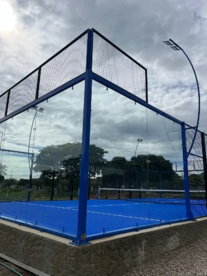 Red y postes centrales de la cancha de pádel de Padel Club Ebenezer en Tame (1 de 2)
