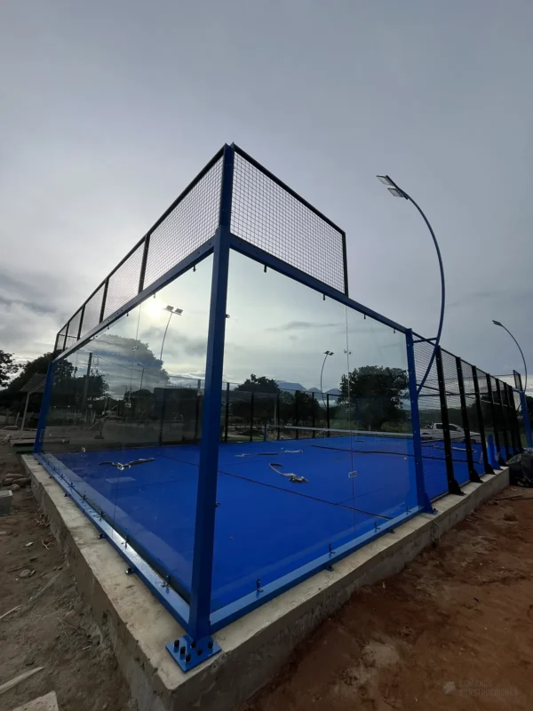 Muro de vidrio templado de la cancha de pádel de Padel Club Ebenezer en Tame (1 de 4)