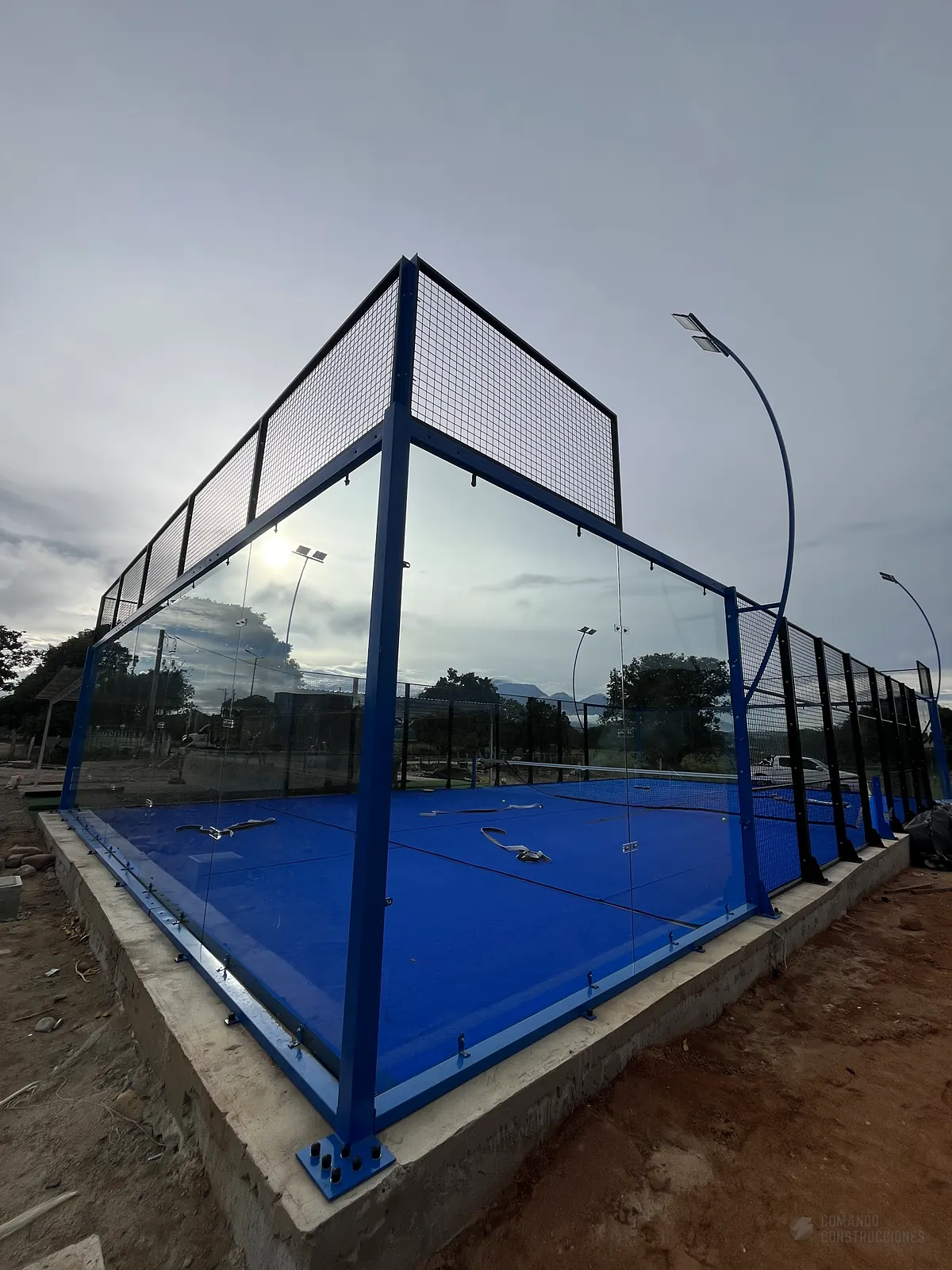 Muro de vidrio templado de la cancha de pádel de Padel Club Ebenezer en Tame