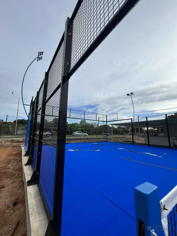 Estructura metálica y malla perimetral de la cancha de pádel de Padel Club Ebenezer en Tame (1 de 4)