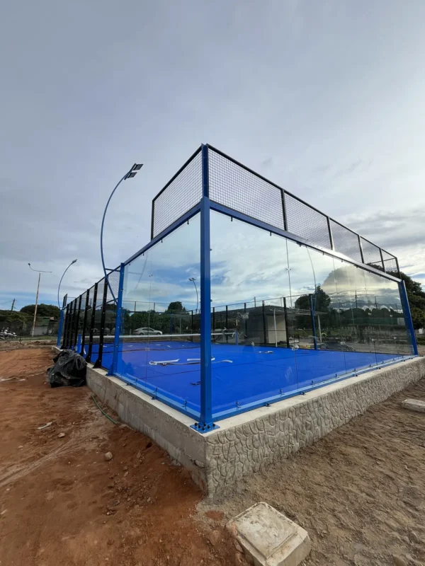 Césped sintético y líneas de juego de la cancha de pádel de Padel Club Ebenezer en Tame (1 de 4)
