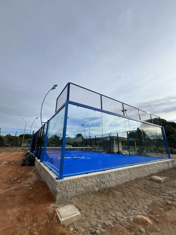 Montaje de la estructura de la cancha de pádel de Padel Club Ebenezer en Tame
