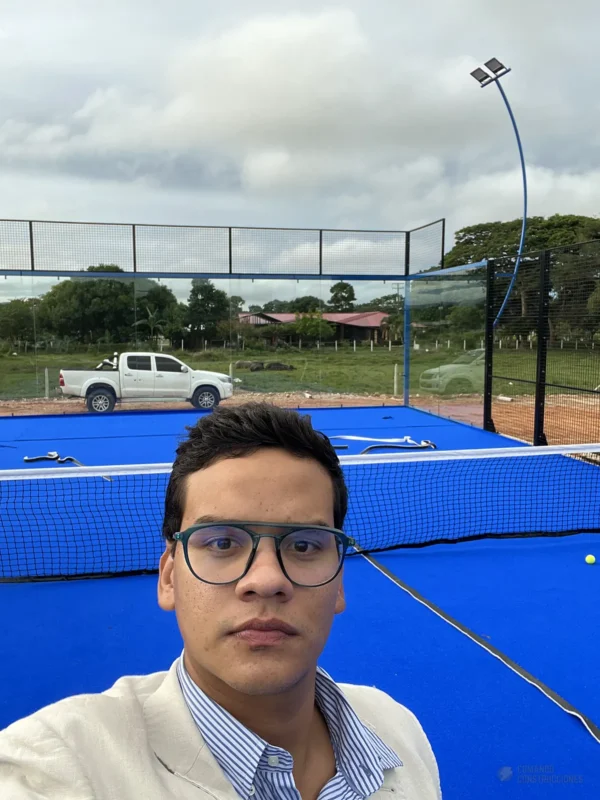 Vista en diagonal de la cancha de pádel de Padel Club Ebenezer en Tame (1 de 3)