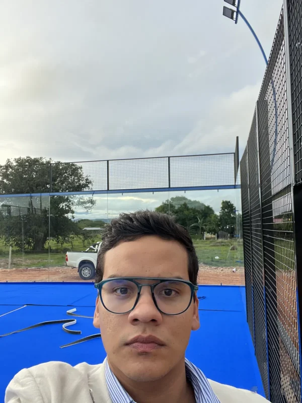 Perfilería y esquina estructural de la cancha de pádel de Padel Club Ebenezer en Tame (1 de 3)