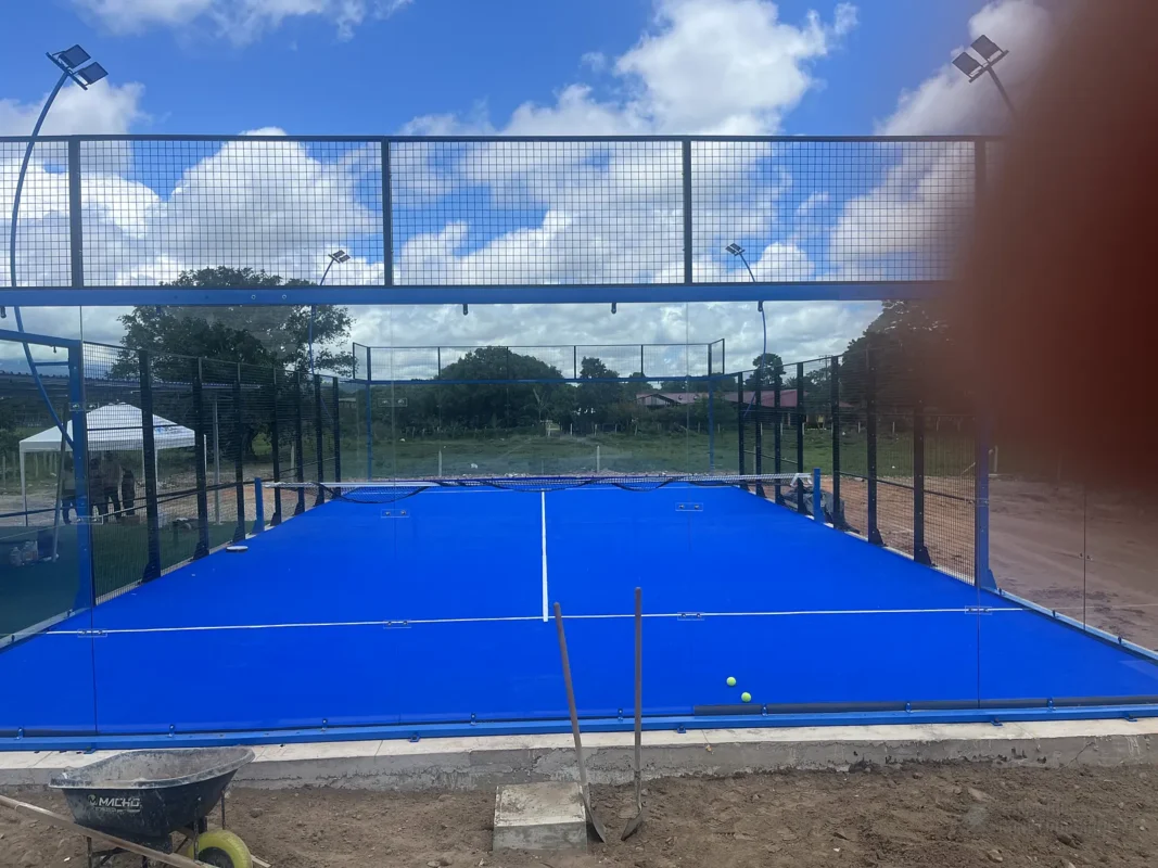 Fondo de vidrio templado de la cancha de pádel de Padel Club Ebenezer en Tame (1 de 3)