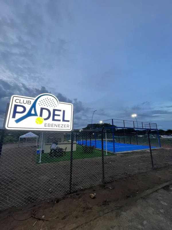 Muro de vidrio templado de la cancha de pádel de Padel Club Ebenezer en Tame (2 de 4)