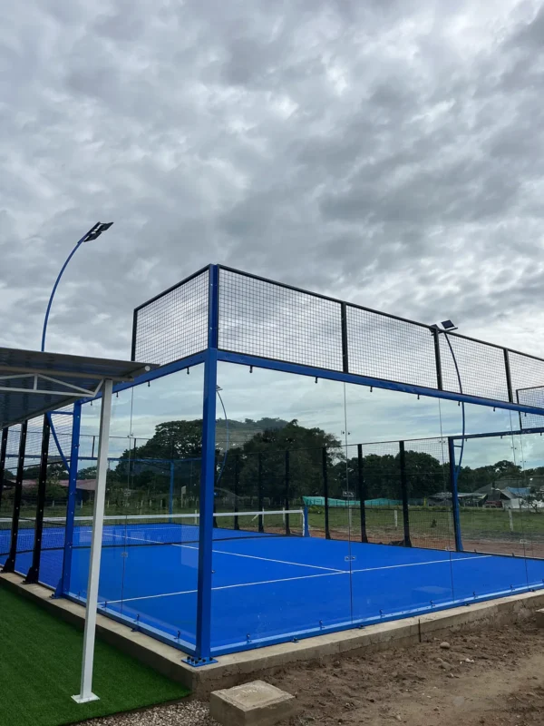 Estructura metálica y malla perimetral de la cancha de pádel de Padel Club Ebenezer en Tame (2 de 4)