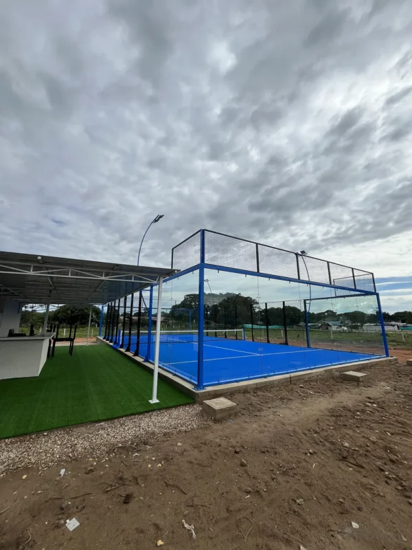 Césped sintético y líneas de juego de la cancha de pádel de Padel Club Ebenezer en Tame (2 de 4)