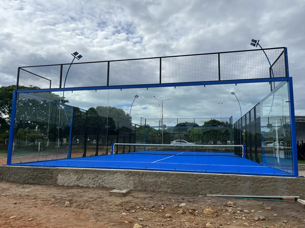 Perfilería y esquina estructural de la cancha de pádel de Padel Club Ebenezer en Tame (2 de 3)