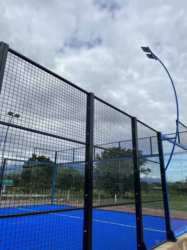 Muro de vidrio templado de la cancha de pádel de Padel Club Ebenezer en Tame (3 de 4)