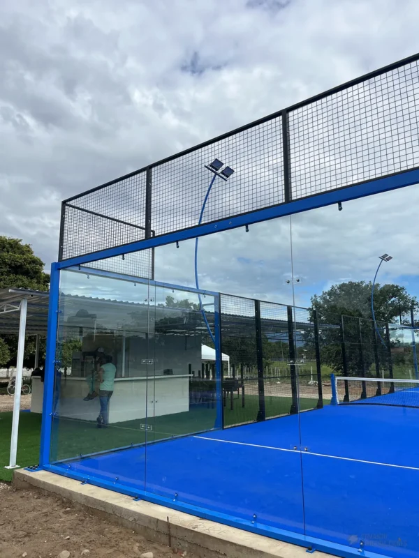 Red y postes centrales de la cancha de pádel de Padel Club Ebenezer en Tame (2 de 2)