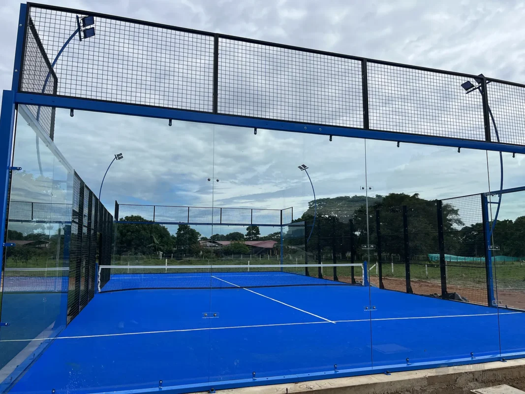 Vista en diagonal de la cancha de pádel de Padel Club Ebenezer en Tame (3 de 3)