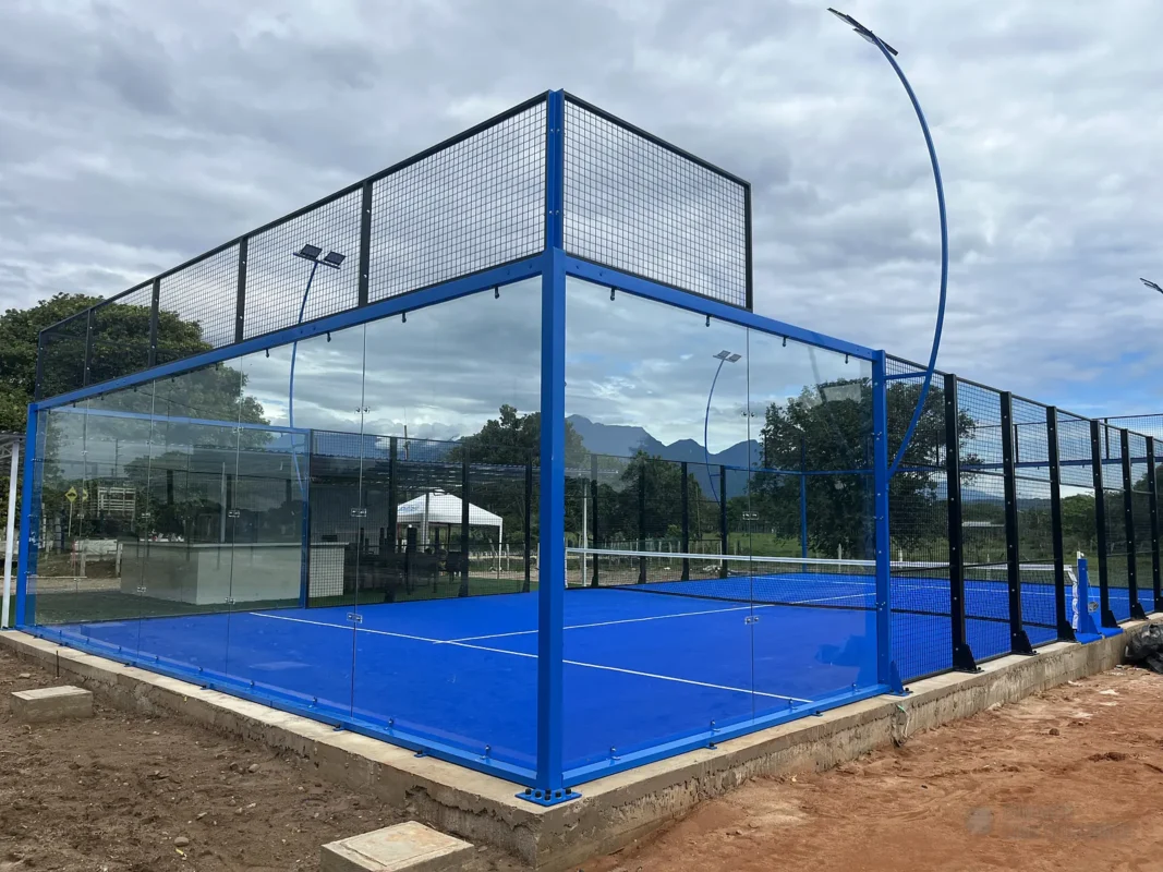 Fondo de vidrio templado de la cancha de pádel de Padel Club Ebenezer en Tame (3 de 3)
