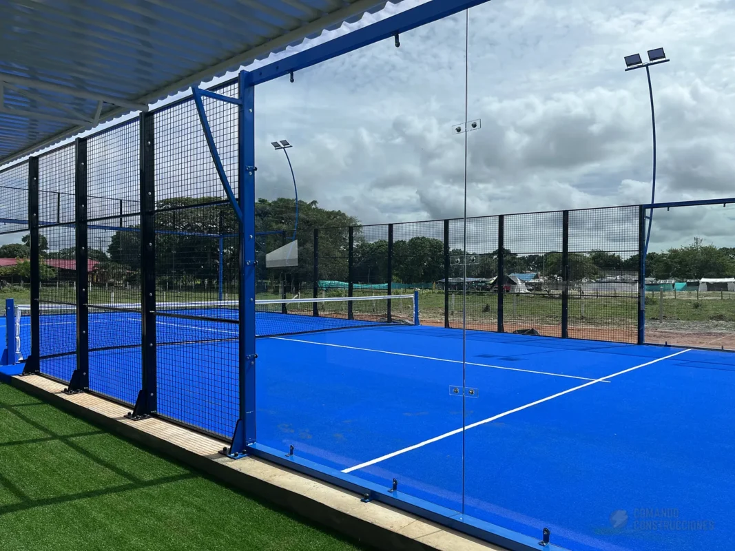Césped sintético y líneas de juego de la cancha de pádel de Padel Club Ebenezer en Tame (4 de 4)
