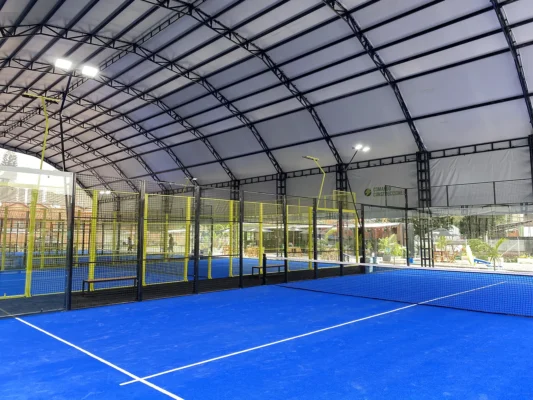 Vista en diagonal de la cancha de pádel de Golden Padel en Envigado (1 de 2)