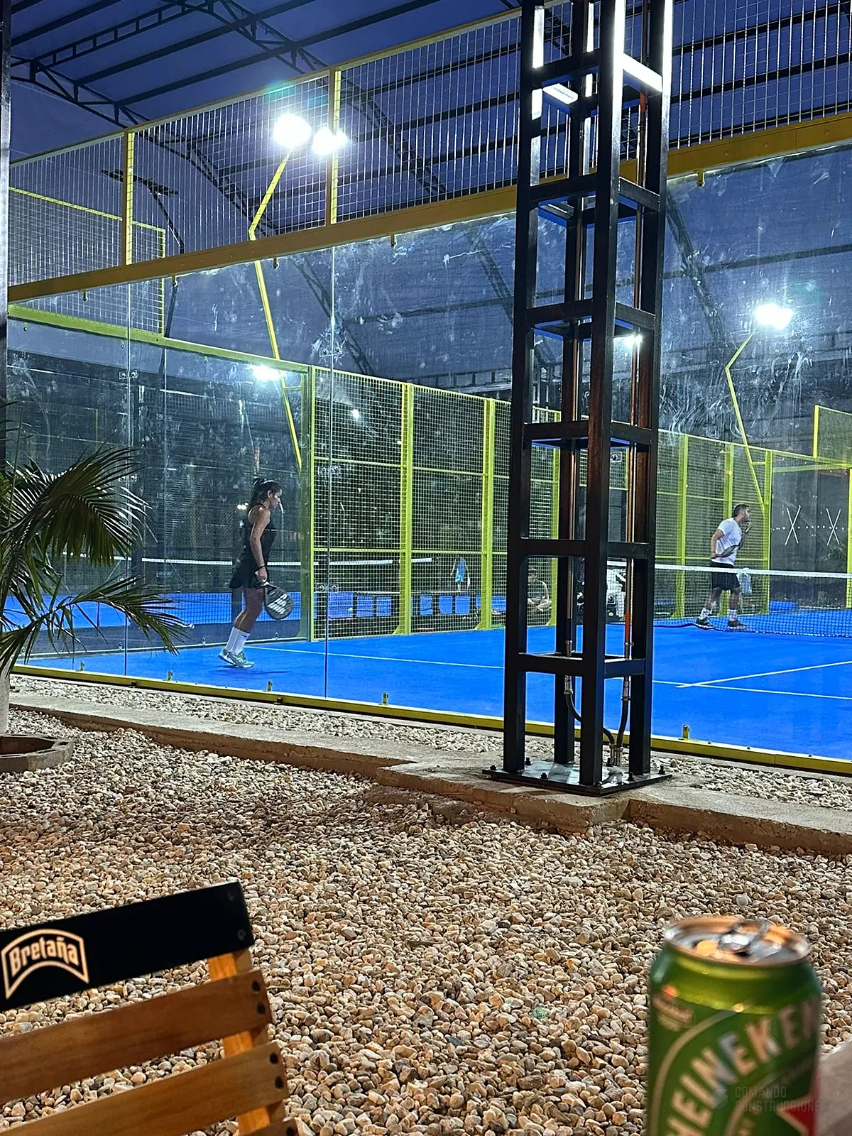 Partido nocturno en la cancha de pádel de Golden Padel en Envigado