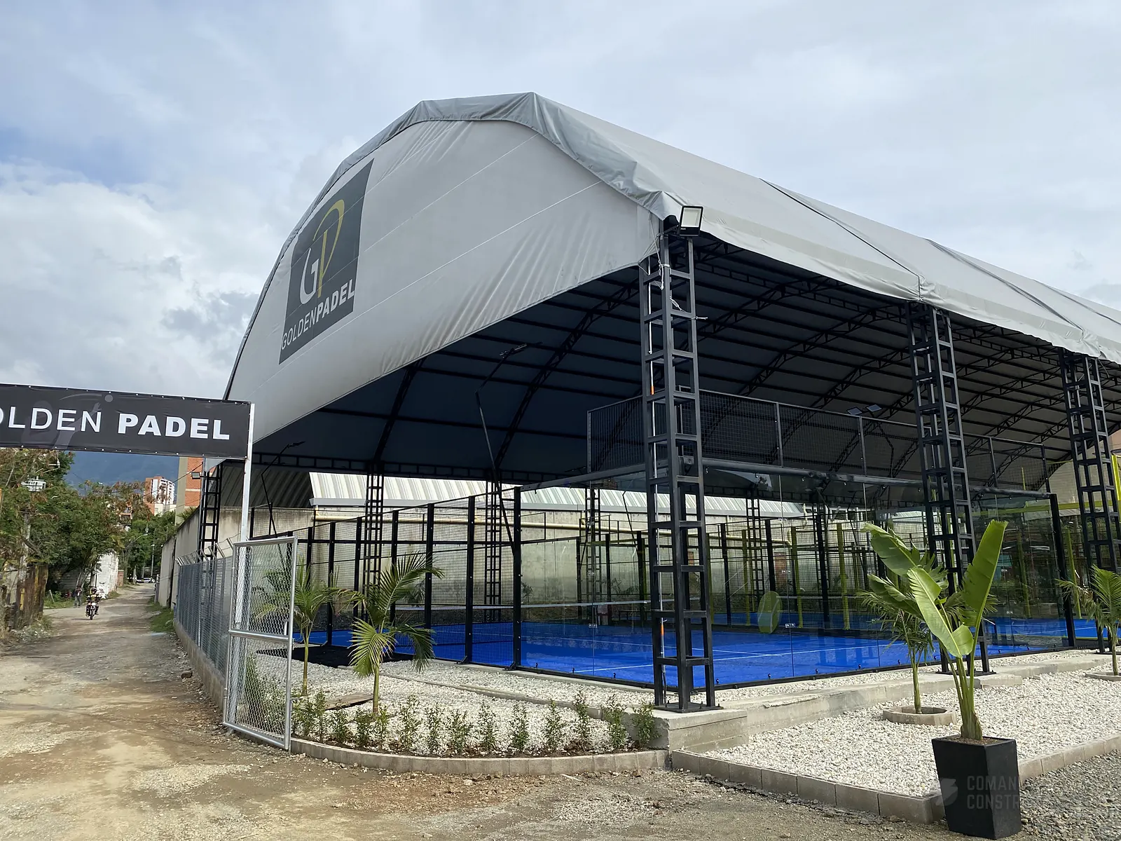 Fachada del club de pádel de Golden Padel en Envigado