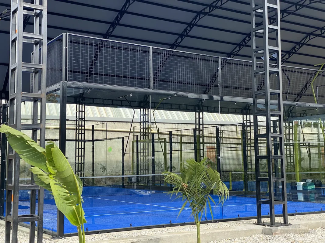 Estructura metálica y malla perimetral de la cancha de pádel de Golden Padel en Envigado (1 de 4)