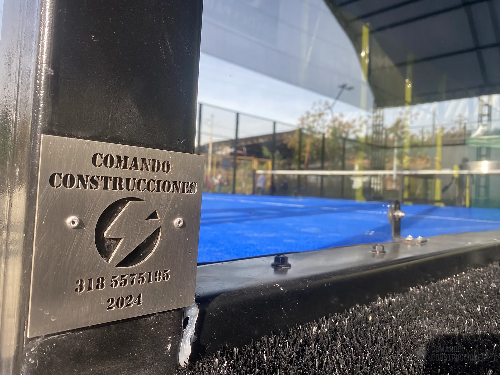 Placa de obra de Comando Construcciones en el club de pádel de Golden Padel en Envigado