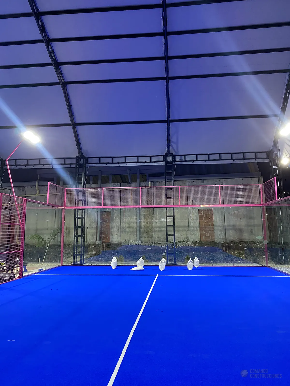 Red y postes centrales de la cancha de pádel de Golden Padel en Envigado