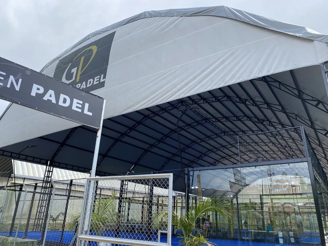 Fachada del club de pádel de Golden Padel en Envigado, en octubre de 2024