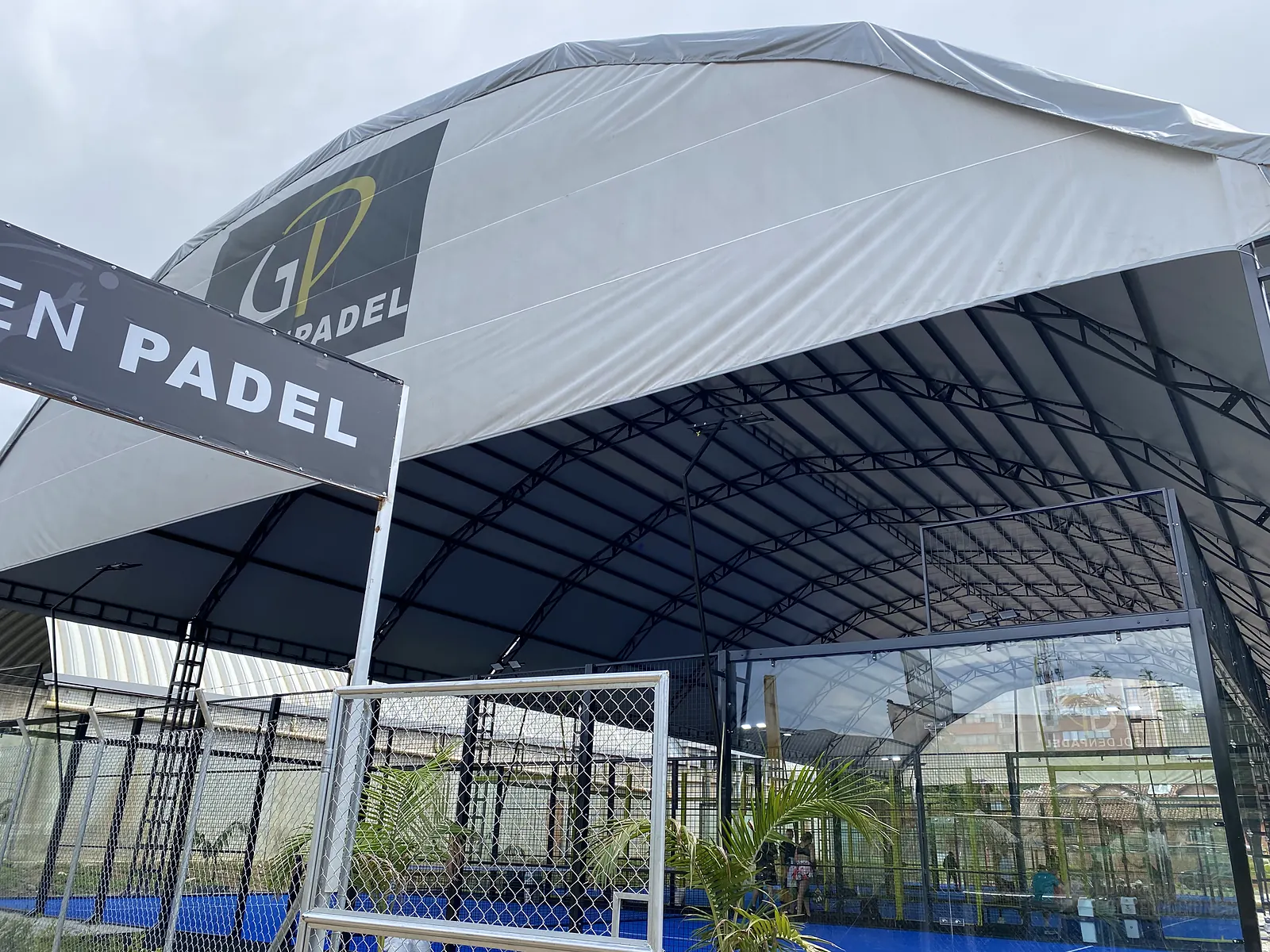 Fachada del club de pádel de Golden Padel en Envigado