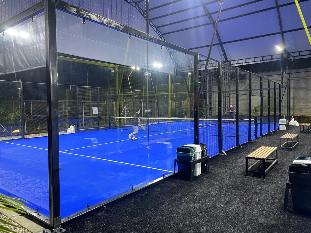 Perfilería y esquina estructural de la cancha de pádel de Golden Padel en Envigado (1 de 3)
