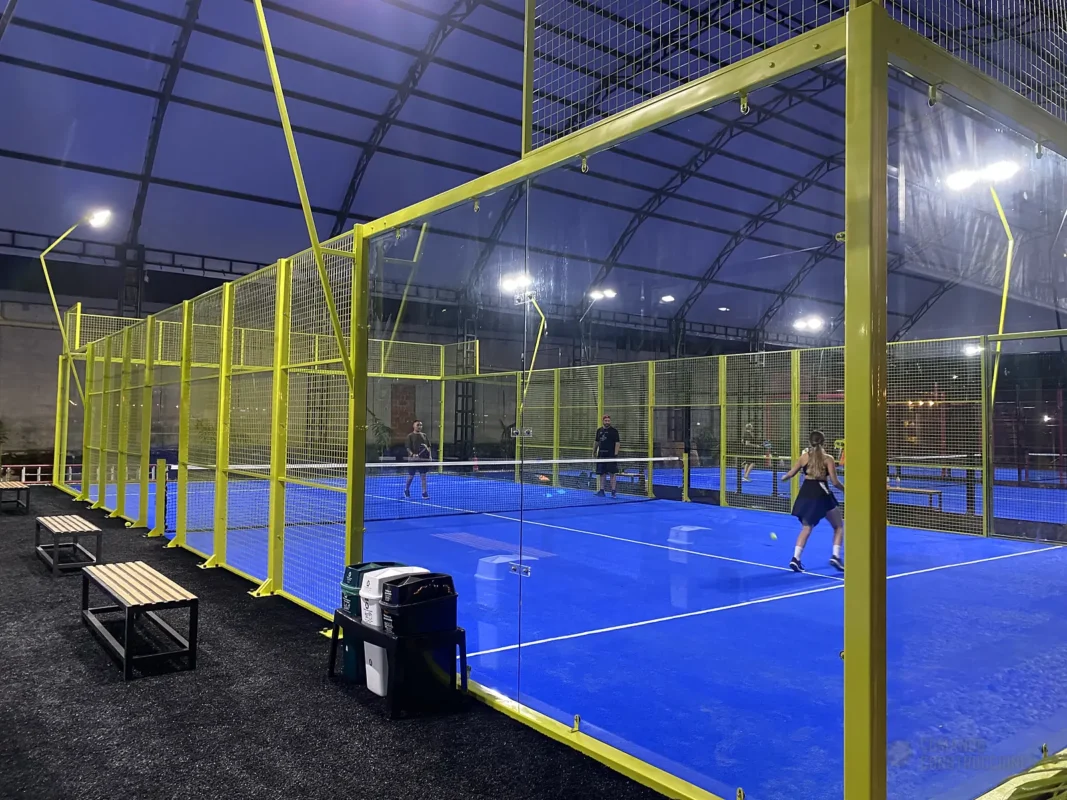 Jugadores en la cancha de pádel de Golden Padel en Envigado (1 de 2)