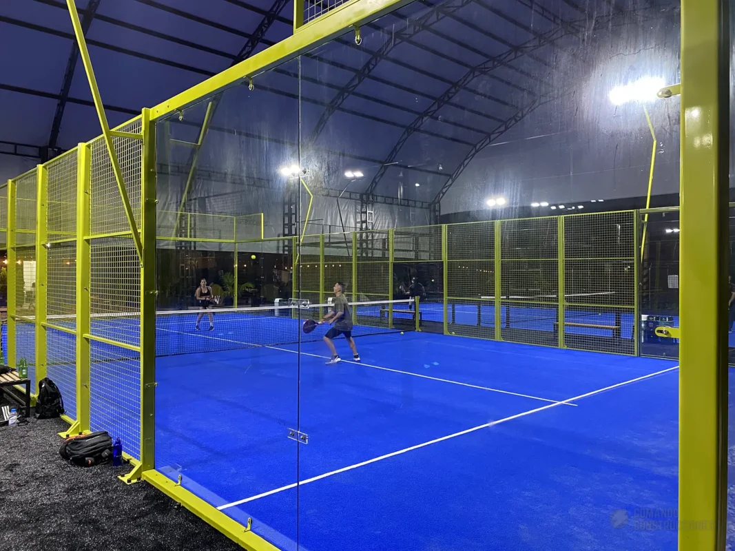Jugadores en la cancha de pádel de Golden Padel en Envigado (2 de 2)