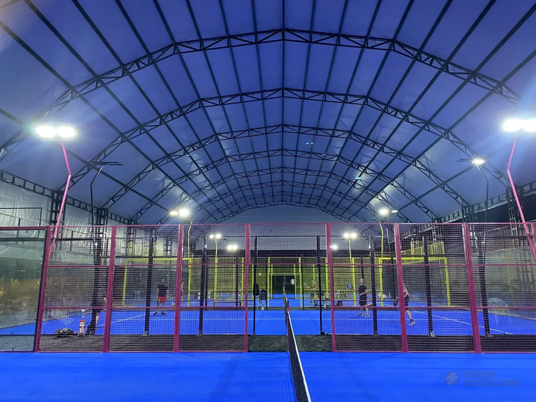 Estructura metálica y malla perimetral de la cancha de pádel de Golden Padel en Envigado (2 de 4)