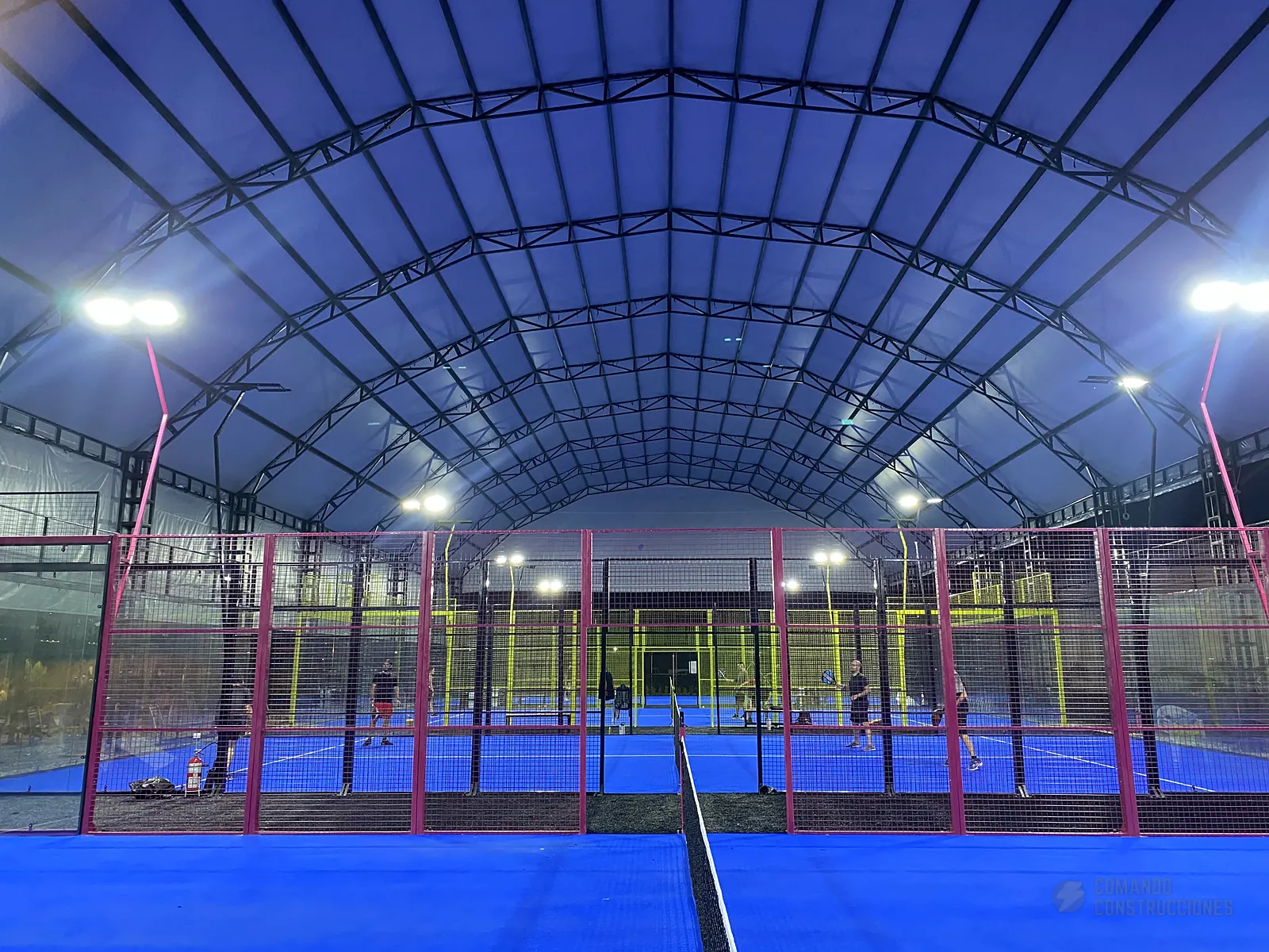 Estructura metálica y malla perimetral de la cancha de pádel de Golden Padel en Envigado