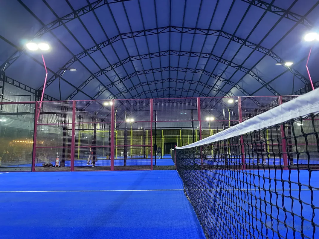 Césped sintético y líneas de juego de la cancha de pádel de Golden Padel en Envigado (1 de 3)
