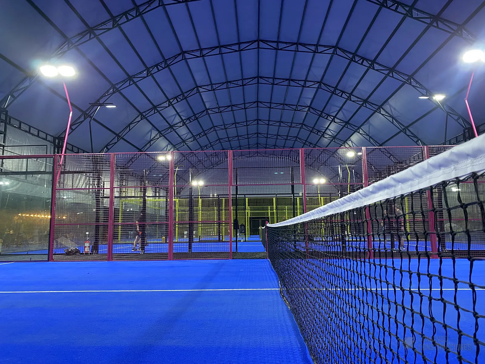Césped sintético y líneas de juego de la cancha de pádel de Golden Padel en Envigado