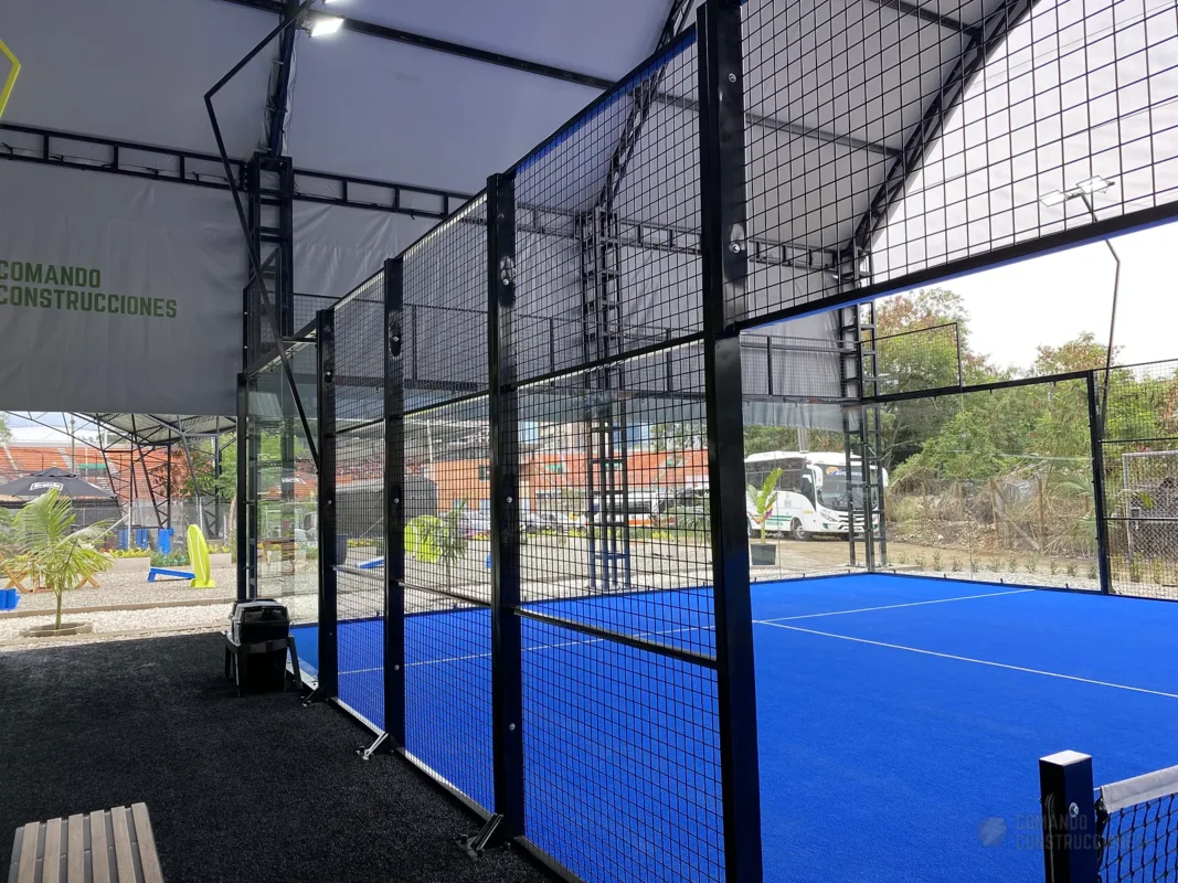 Red y postes centrales de la cancha de pádel de Golden Padel en Envigado (2 de 3)