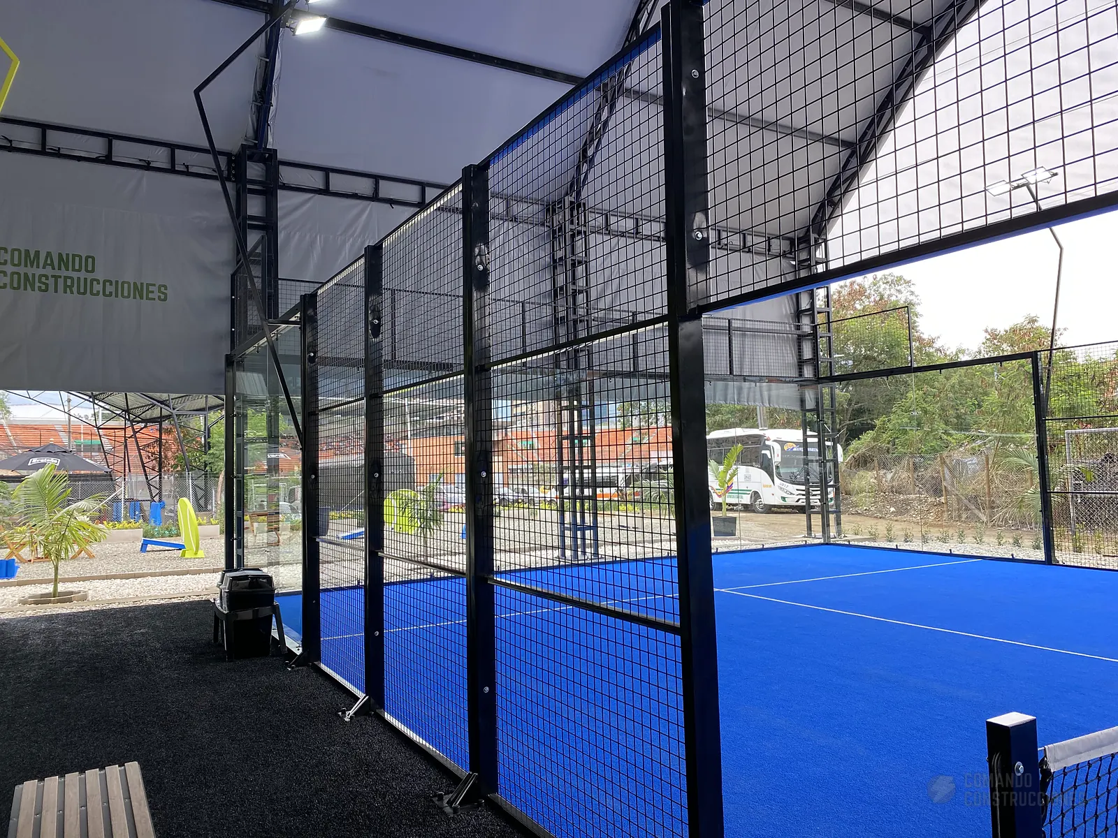 Red y postes centrales de la cancha de pádel de Golden Padel en Envigado